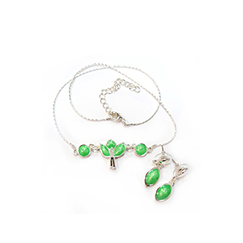 Juego de collar y aretes plateado