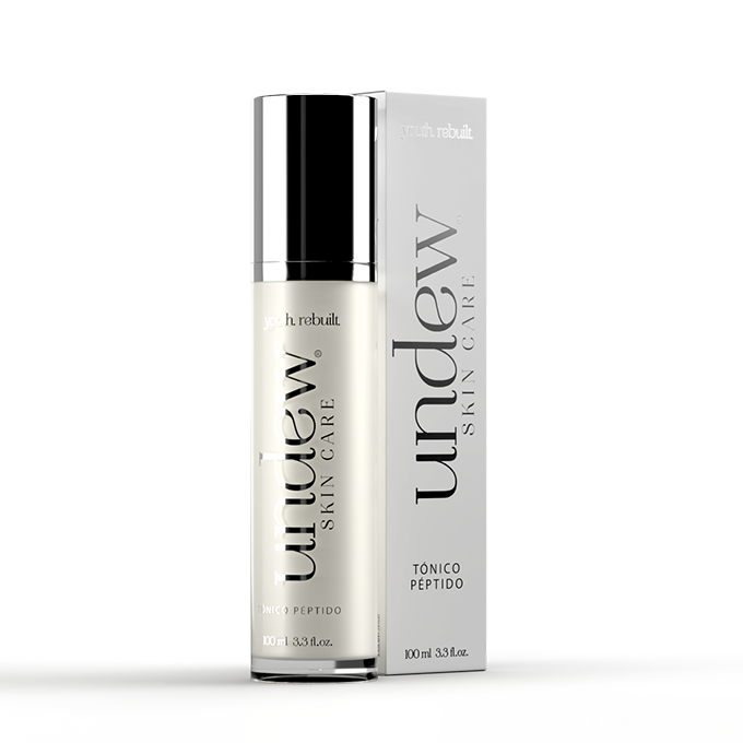 UNDEW Tónico Péptido tonifica e hidrata tu piel con minerales esenciales y sus ingredientes 100% naturales clave como el arroz, hojas de té verde y blanco, y pepino, que ayudan a reducir líneas de expresión y favorecen la firmeza y la luminosidad de la piel.